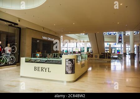 POZNAN, POLOGNE - 17 mars 2019 : kiosque de cosmétiques Beryl dans le centre commercial de Posnania Banque D'Images