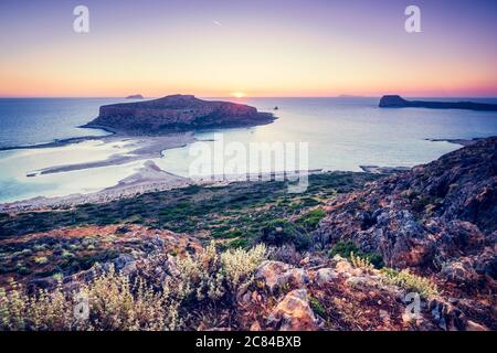 Coucher de soleil sur la plage de Balos en Crète, Grèce. Banque D'Images