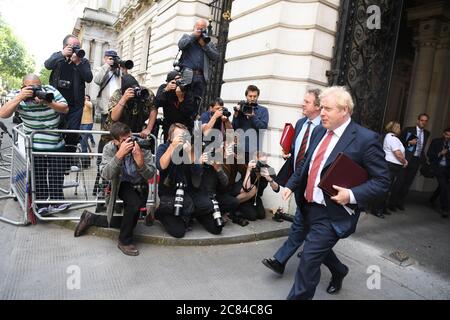 Le Premier ministre Boris Johnson arrive à Downing Street, après avoir assisté à une réunion du Cabinet, qui s'est tenue au Foreign and Commonwealth Office (FCO) à Londres. Banque D'Images