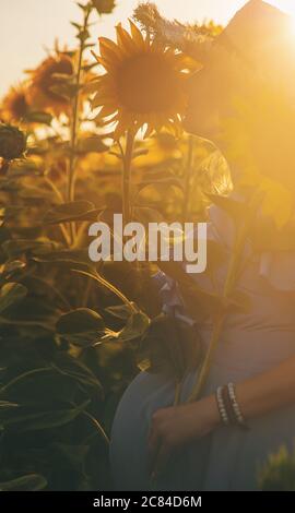 Une femme enceinte dans un champ de tournesols. Sélectif. Nature. Banque D'Images