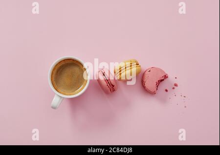 Macarons et café sur fond rose Banque D'Images
