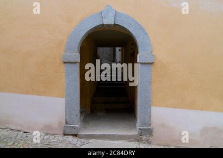 Vue typique d'une entrée d'allée prise dans le centre du vieux village de Bigorio dans la région de Capriasca dans le canton du Tessin, Suisse Banque D'Images