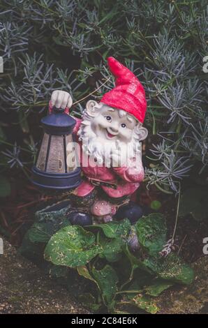 belle décoration de jardin petit gnome avec chapeau rouge Banque D'Images