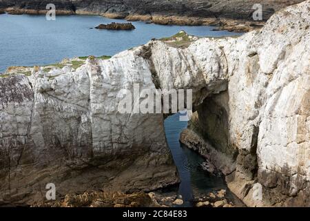 White Arch (Bwa Gwyn en gallois) est une superbe arche de mer naturelle sur la côte de Rhoscolyn d'Anglesey. Le site fait partie de SSSI biologique et géologique. Banque D'Images