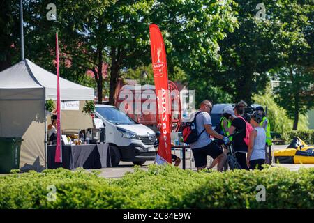 Ville Plavinas, Lettonie. Course, les gens étaient engagés dans des activités sportives. Surmonter divers obstacles et courir.18.07.2020 Banque D'Images