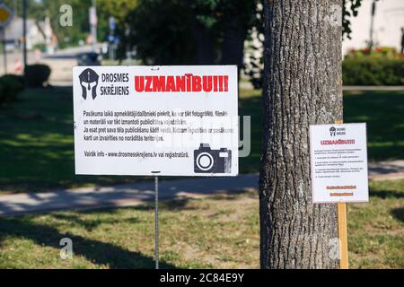 Ville Plavinas, Lettonie. Course, les gens étaient engagés dans des activités sportives. Surmonter divers obstacles et courir.18.07.2020 Banque D'Images
