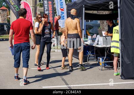Ville Plavinas, Lettonie. Course, les gens étaient engagés dans des activités sportives. Surmonter divers obstacles et courir.18.07.2020 Banque D'Images