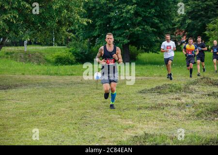 Ville Plavinas, Lettonie. Course, les gens étaient engagés dans des activités sportives. Surmonter divers obstacles et courir.18.07.2020 Banque D'Images