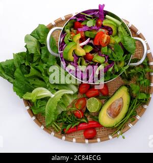 matières premières colorées pour le mélange de légumes de l'avocat, salade, tomate, chou violet, nourriture faite maison pour la perte de poids, nourriture végétalienne de nutrition Banque D'Images