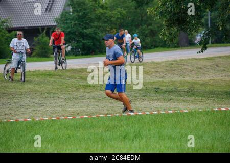 Ville Plavinas, Lettonie. Course, les gens étaient engagés dans des activités sportives. Surmonter divers obstacles et courir.18.07.2020 Banque D'Images
