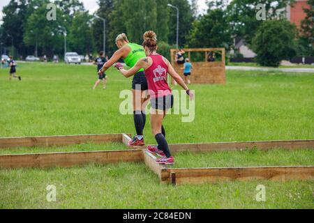Ville Plavinas, Lettonie. Course, les gens étaient engagés dans des activités sportives. Surmonter divers obstacles et courir.18.07.2020 Banque D'Images