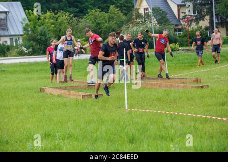 Ville Plavinas, Lettonie. Course, les gens étaient engagés dans des activités sportives. Surmonter divers obstacles et courir.18.07.2020 Banque D'Images