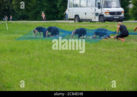 Ville Plavinas, Lettonie. Course, les gens étaient engagés dans des activités sportives. Surmonter divers obstacles et courir.18.07.2020 Banque D'Images
