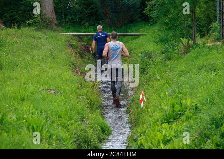 Ville Plavinas, Lettonie. Course, les gens étaient engagés dans des activités sportives. Surmonter divers obstacles et courir.18.07.2020 Banque D'Images