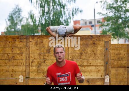 Ville Plavinas, Lettonie. Course, les gens étaient engagés dans des activités sportives. Surmonter divers obstacles et courir.18.07.2020 Banque D'Images