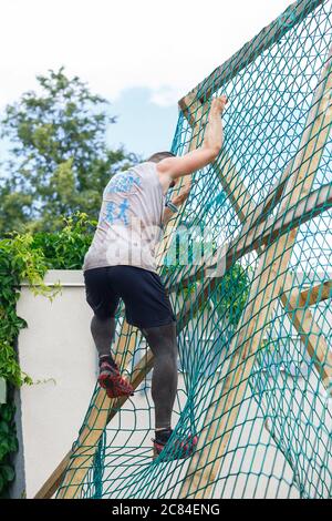 Ville Plavinas, Lettonie. Course, les gens étaient engagés dans des activités sportives. Surmonter divers obstacles et courir.18.07.2020 Banque D'Images