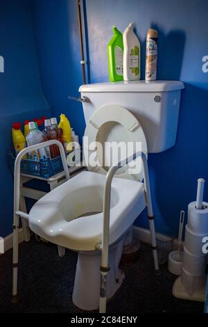 Toilettes avec siège surélevé pour personnes âgées Banque D'Images