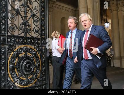Londres, Royaume-Uni. 21 juillet 2020. Boris Johnson, Premier ministre britannique, revient au 10 Downing Street après cette réunion du Cabinet du matin. Ici, en compagnie d'Alister Jack, secrétaire d'État pour l'Écosse. Credit: Imagetraceur/Alamy Live News Banque D'Images