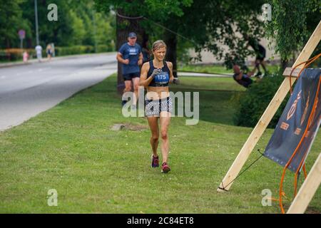 Ville Plavinas, Lettonie. Course, les gens étaient engagés dans des activités sportives. Surmonter divers obstacles et courir.18.07.2020 Banque D'Images