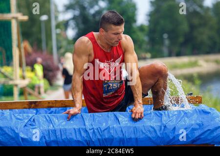Ville Plavinas, Lettonie. Course, les gens étaient engagés dans des activités sportives. Surmonter divers obstacles et courir.18.07.2020 Banque D'Images
