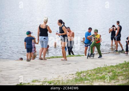 Ville Plavinas, Lettonie. Course, les gens étaient engagés dans des activités sportives. Surmonter divers obstacles et courir.18.07.2020 Banque D'Images