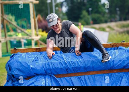 Ville Plavinas, Lettonie. Course, les gens étaient engagés dans des activités sportives. Surmonter divers obstacles et courir.18.07.2020 Banque D'Images