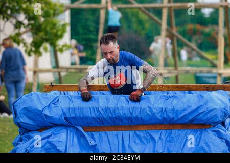 Ville Plavinas, Lettonie. Course, les gens étaient engagés dans des activités sportives. Surmonter divers obstacles et courir.18.07.2020 Banque D'Images