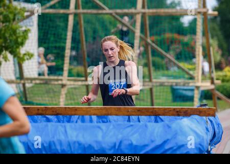 Ville Plavinas, Lettonie. Course, les gens étaient engagés dans des activités sportives. Surmonter divers obstacles et courir.18.07.2020 Banque D'Images