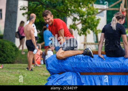 Ville Plavinas, Lettonie. Course, les gens étaient engagés dans des activités sportives. Surmonter divers obstacles et courir.18.07.2020 Banque D'Images