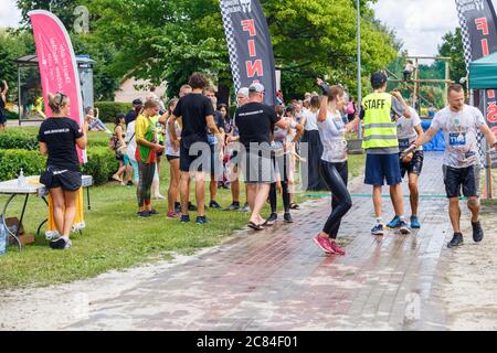Ville Plavinas, Lettonie. Course, les gens étaient engagés dans des activités sportives. Surmonter divers obstacles et courir.18.07.2020 Banque D'Images