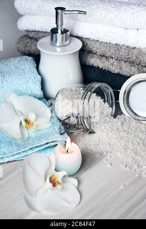 Spa treatments, spa items. Towels, soap, sea salt and a candle on wooden background. Banque D'Images