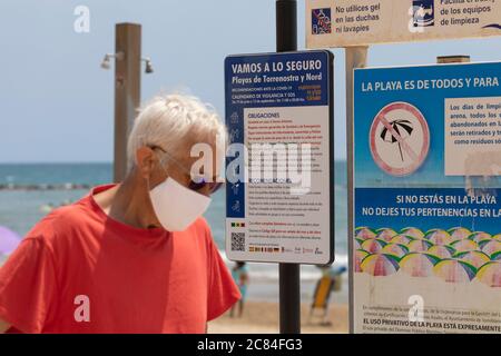 Torrenostra, Castellón, Espagne - 19 juillet 2020 : un homme plus âgé, portant un masque, pour empêcher la propagation de COVID-19. Banque D'Images