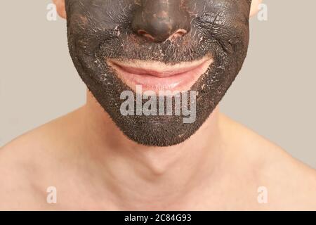 Masque d'argile noire sur le visage de Guy Banque D'Images