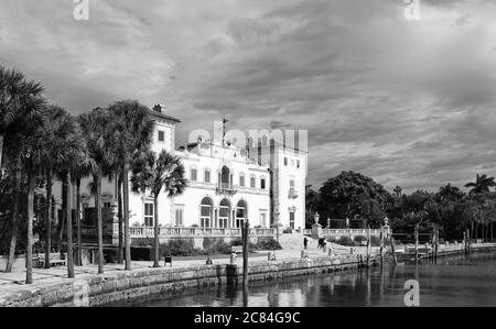 Photo en noir et blanc de l'ancienne façade du manoir en Floride Banque D'Images