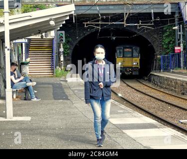 Glasgow, Écosse, Royaume-Uni 21 juillet 2020 :la ville continue d'être à des moments différents, alors que les personnes en train de prendre des distances sociales voient les individus seuls et s'enorgent dans des pubs avec des masques et des files d'attente. Un nouveau parc de festival d'initiative rencontre l'hostilité des commerçants locaux dans des candleriggs, tandis qu'un outsider attaque leur maigre commerce. Crédit : Gerard Ferry/Alay Live News Banque D'Images