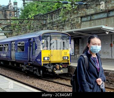 Glasgow, Écosse, Royaume-Uni 21 juillet 2020 :la ville continue d'être à des moments différents, alors que les personnes en train de prendre des distances sociales voient les individus seuls et s'enorgent dans des pubs avec des masques et des files d'attente. Un nouveau parc de festival d'initiative rencontre l'hostilité des commerçants locaux dans des candleriggs, tandis qu'un outsider attaque leur maigre commerce. Crédit : Gerard Ferry/Alay Live News Banque D'Images