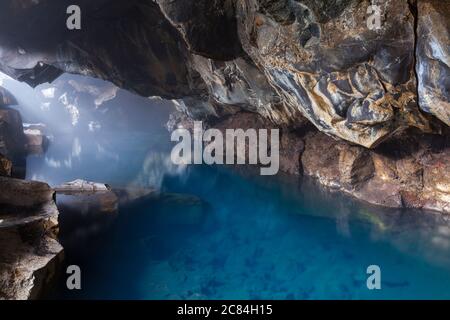 Grjótagjá, petite grotte de lave près du lac Mývatn avec une source thermale à l'intérieur. Myvatn, Islande du Nord, Islande, Europe Banque D'Images