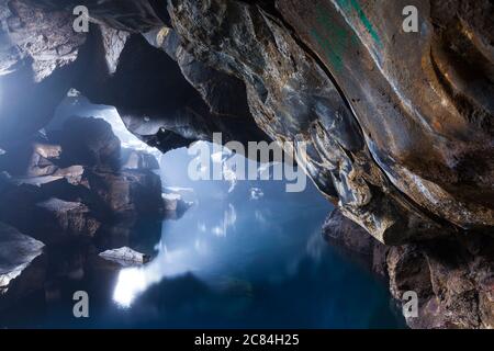 Grjótagjá, petite grotte de lave près du lac Mývatn avec une source thermale à l'intérieur. Myvatn, Islande du Nord, Islande, Europe Banque D'Images