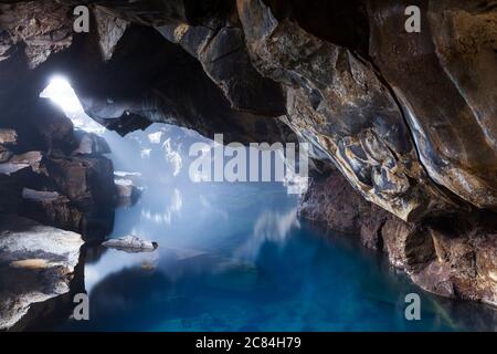 Grjótagjá, petite grotte de lave près du lac Mývatn avec une source thermale à l'intérieur. Myvatn, Islande du Nord, Islande, Europe Banque D'Images