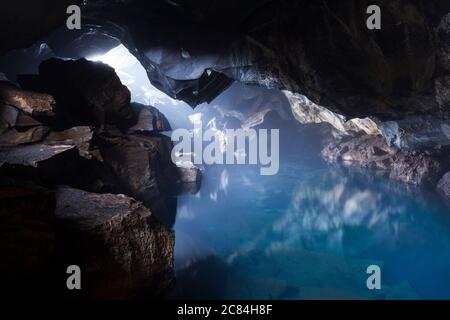 Grjótagjá, petite grotte de lave près du lac Mývatn avec une source thermale à l'intérieur. Myvatn, Islande du Nord, Islande, Europe Banque D'Images