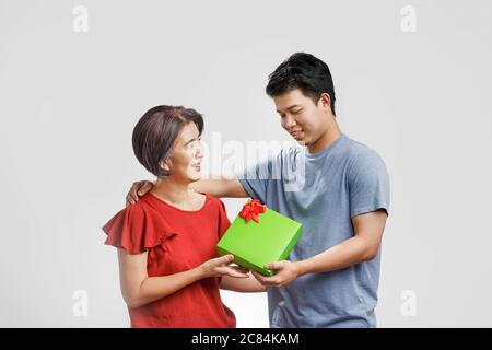 Fête des mères, maman recevant un cadeau de son fils Banque D'Images