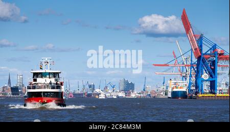 Bateau de transport public au port de Hambourg, Allemagne. Banque D'Images