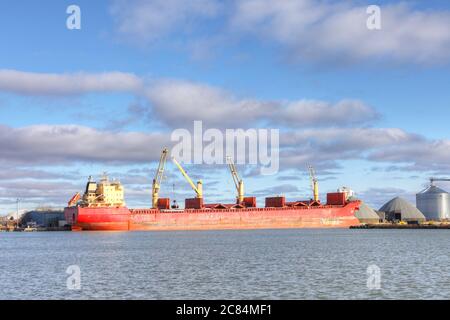 Un cargo de Lake dans le port d'Oshawa, Ontario, Canada Banque D'Images