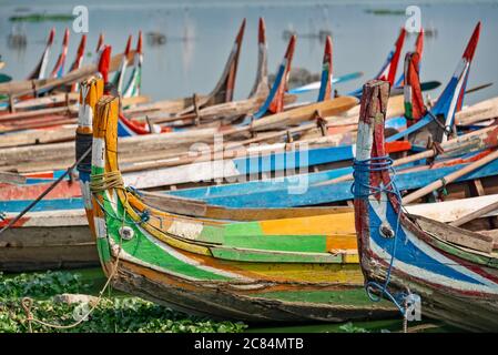 Bateaux à rames traditionnels en bois colorés à Amapura, près du pont U Bein, Mandalay, Birmanie Myanmar Banque D'Images