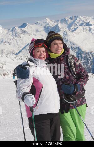 Des montagnes de skieurs en arrière-plan Banque D'Images