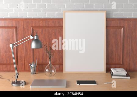 Maquette verticale sur la table en bois de l'espace de travail studio avec décoration murale classique. Vue avant, chemin de découpe autour de l'affiche Banque D'Images