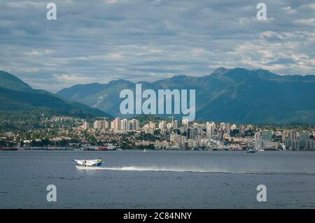 Un hydravion de Havilland Otter DHC3 Float prend son envol dans le port de Vancouver, en Colombie-Britannique, au Canada. Banque D'Images