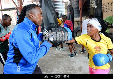 Dar es Salaam. 21 juillet 2020. Le boxeur féminin Jesca Mfinanga (R) s'entraîne dans un club de boxe de Dar es Salaam, Tanzanie, le 20 juillet 2020. Jesca Mfinanga, une boxeuse féminine de 21 ans, est la seule boxeuse féminine qui reste dans le club. Les boxeurs féminins en Tanzanie sont confrontés à de nombreux défis, notamment à des pressions financières et à des idées fausses de la part du public. Crédit: Xinhua/Alay Live News Banque D'Images