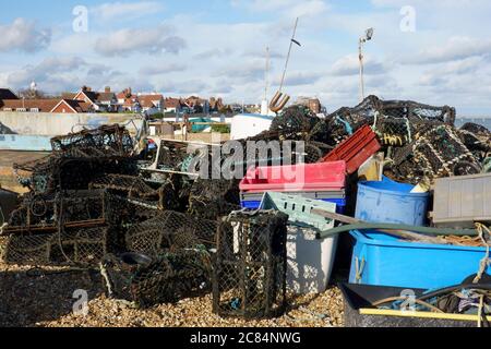 Deal Beach,Pottes de homard,boîtes de rangement,équipement de pêche,Deal,Kent,Angleterre Banque D'Images