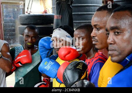 Dar es Salaam. 21 juillet 2020. Le boxeur féminin Jesca Mfinanga (4e R) pose avec ses coéquipiers masculins dans un club de boxe de Dar es Salaam, Tanzanie, le 20 juillet 2020. Jesca Mfinanga, une boxeuse féminine de 21 ans, est la seule boxeuse féminine qui reste dans le club. Les boxeurs féminins en Tanzanie sont confrontés à de nombreux défis, notamment à des pressions financières et à des idées fausses de la part du public. Crédit: Xinhua/Alay Live News Banque D'Images